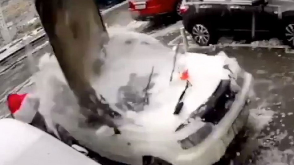 Un milagro: Placa de dos toneladas cayó a centímetros de hombre que limpiaba su auto Un milagro: Placa de dos toneladas cayó a centímetros de hombre que limpiaba su auto