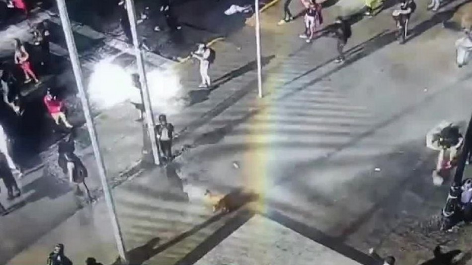 Carabineros descarta que funcionario agredido por turba estuviera infiltrado en manifestaciones Carabineros descarta que funcionario agredido por turba estuviera infiltrado en manifestaciones