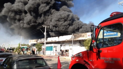 Incendio afecta a bodega de acopio de neumáticos en la comuna de Renca