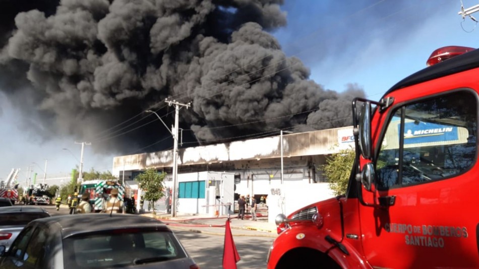 Incendio afecta a bodega de acopio de neumáticos en la comuna de Renca Incendio afecta a bodega de acopio de neumáticos en la comuna de Renca