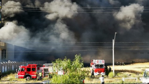 Incendio en Renca: Comandante de Bomberos informa que humo que emana es 'tóxico'