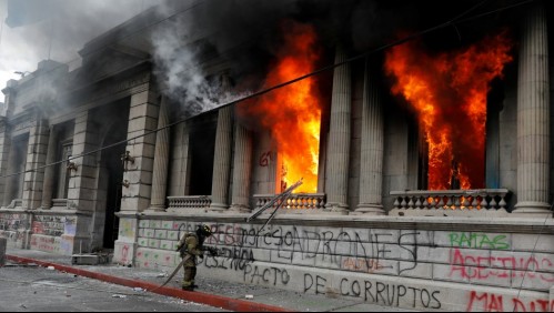 Protestas en Guatemala: Manifestantes provocaron incendio en sede del Congreso