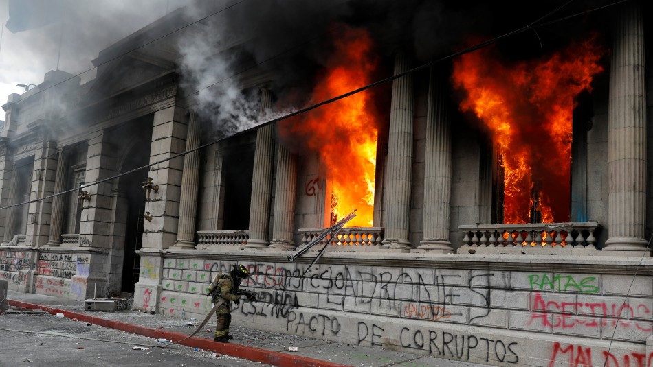 Incendio en sede del Congreso en Guatemala Protestas en Guatemala: Manifestantes provocaron incendio en sede del Congreso