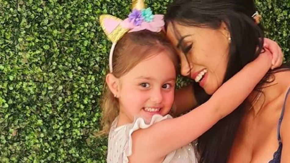 Pamela Díaz y su hija menor.