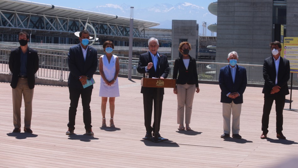 Presidente Piñera en el aeropuerto de Santiago. Presidente Piñera anuncia reapertura de fronteras en Aeropuerto de Santiago