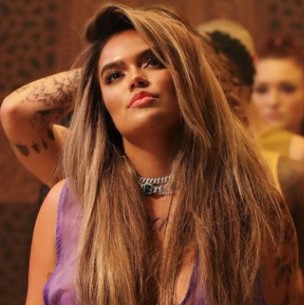 Lili Estefan imita a Karol G y su polémico vestido de los Grammy Latinos Lili Estefan imita a Karol G y su polémico vestido de los Grammy Latinos