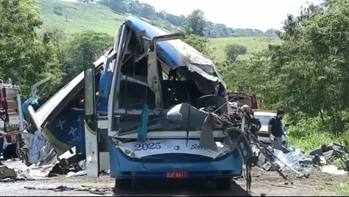 Al menos 37 muertos deja choque de camión con autobús en Brasil