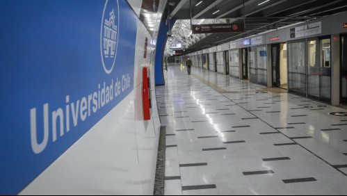 Metro informa que estación U. de Chile está cerrada por 'manifestaciones en el exterior'