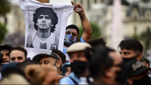 Entierro será este jueves: Miles de personas hacen fila para despedir a Maradona