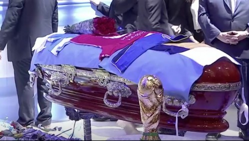 Indignación por redes sociales: Empleado de funeraria filtra foto de Maradona en el ataúd
