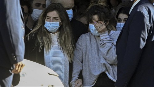 Hijas mayores de Maradona evitan abrazar a Cristina Fernández durante velatorio del exfutbolista