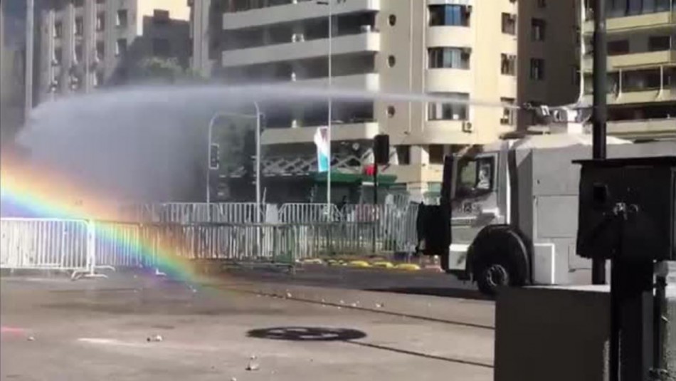 Manifestaciones en cercanías de La Moneda provocaron desvíos de tránsito y cierre de estaciones Manifestaciones en cercanías de La Moneda provocaron desvíos de tránsito y cierre de estaciones
