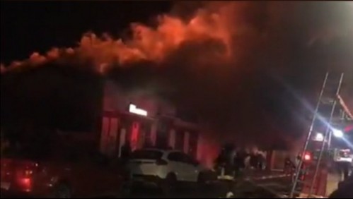 Gigantesco incendio destruyó al menos siete locales comerciales en el centro de Talca