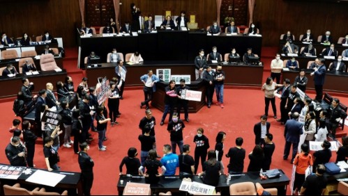 La oposición taiwanesa lanza vísceras de cerdo en plena sesión del Parlamento