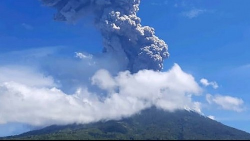 Volcán Lewotolo hace erupción en Indonesia y genera impresionante columna de cenizas