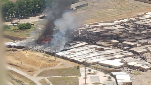 Incendio consumió al menos 60 casas en campamento de Cerro Navia