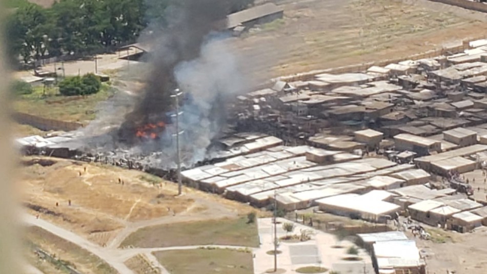 Incendio en campamento de Cerro Navia Incendio consumió al menos 60 casas en campamento de Cerro Navia