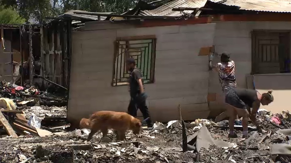 El drama de los damnificados por el incendio en Cerro Navia que buscan levantar sus viviendas El drama de los damnificados por el incendio en Cerro Navia que buscan levantar sus viviendas