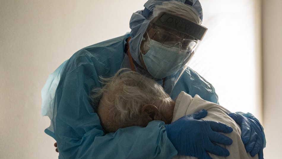 La tierna foto de un médico abrazando a un anciano con coronavirus ya es viral