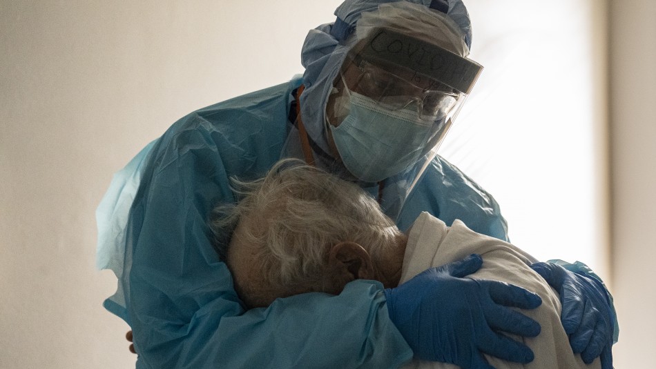 El doctor Joseph Varon y su paciente. La tierna foto de un médico abrazando a un anciano con coronavirus ya es viral