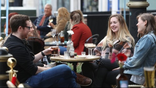 Contra el coronavirus, Gales prohíbe la venta de alcohol en bares y restaurantes