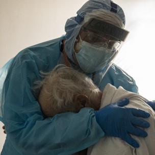 Doctor explica tierna foto entre él y paciente con coronavirus: Doctor explica tierna foto entre él y paciente con coronavirus: