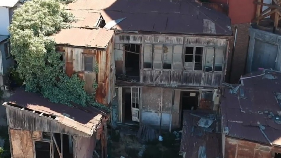 Peligro de derrumbes mantiene en alerta a los vecinos de Valparaíso Viviendas al borde del colapso: Vecinos de Valparaíso en riesgo ante peligro de derrumbes