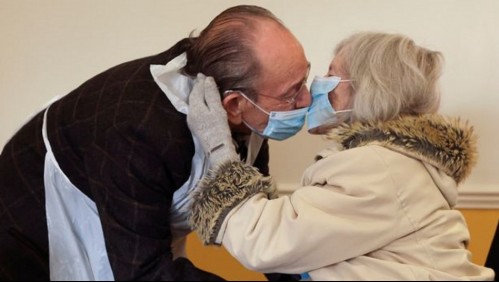 El emotivo reencuentro de pareja de abuelitos tras meses separados por la pandemia