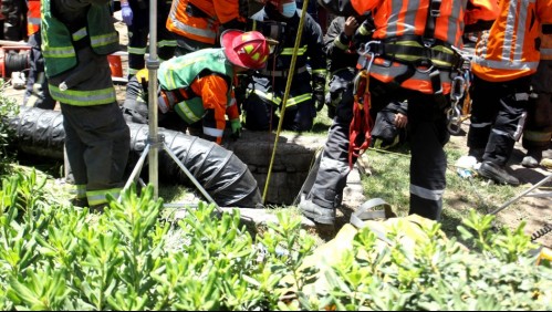 Adulto mayor cae por un alcantarillado de 10 metros en Santiago: Bomberos trabaja en rescate