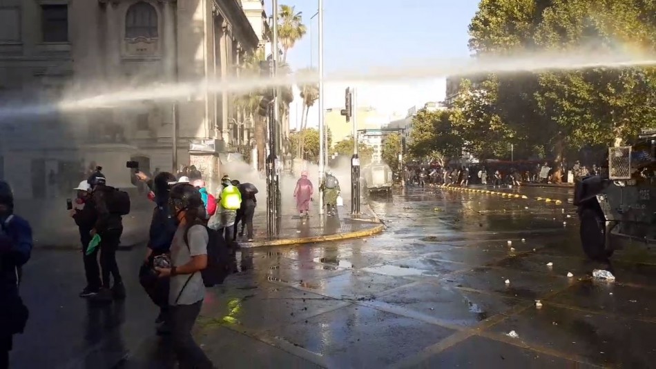 Disturbios en el Centro de Santiago: Estaciones de Metro cerradas y cortes de tránsito Disturbios en el Centro de Santiago: Estaciones de Metro cerradas y cortes de tránsito