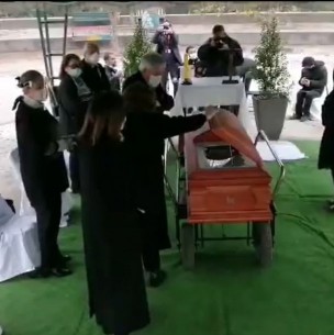 Condenan a hermana del Presidente Piñera por violar norma sanitaria en funeral de su tío Condenan a hermana del Presidente Piñera por violar norma sanitaria en funeral de su tío