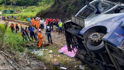 Al menos 14 muertos al caer un autobús a un barranco en el sureste de Brasil