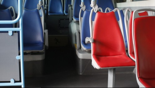 Padre dejó encerrado toda la noche a su hijo de 7 años en un bus: Se fue a beber con un amigo