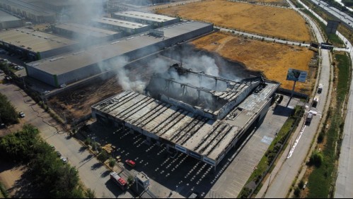 Rebrote de incendio afecta a bodega de acopio de neumáticos en Renca