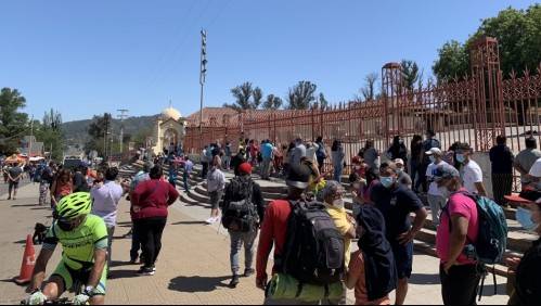 Peregrinos arriban al santuario de Lo Vásquez pese a llamado de las autoridades a no asistir
