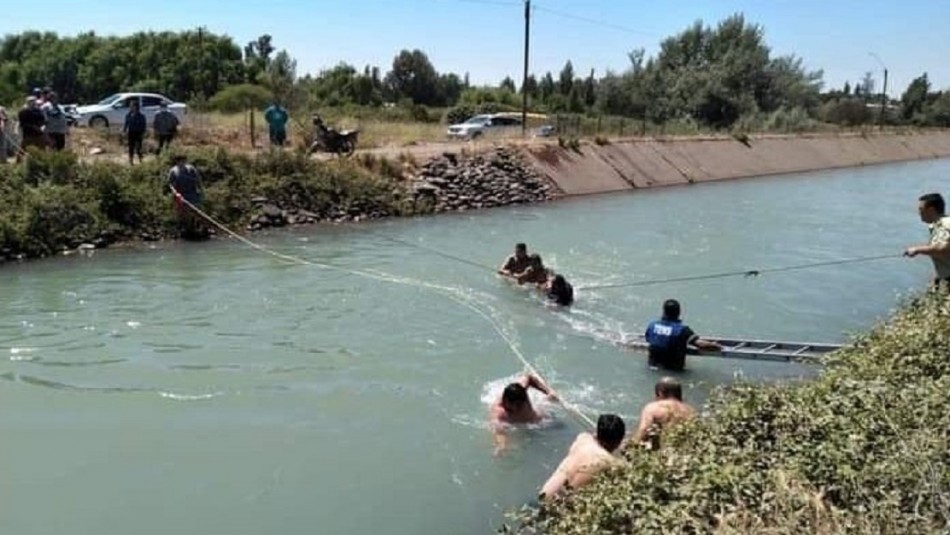 Madre y lactante mueren luego que el vehículo en el que se trasladaban cayera a un canal Madre y lactante mueren luego que el vehículo en el que se trasladaban cayera a un canal