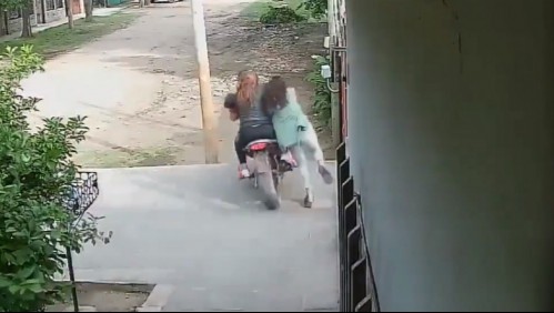 Mujer es arrastrada por 50 metros para robarle su celular