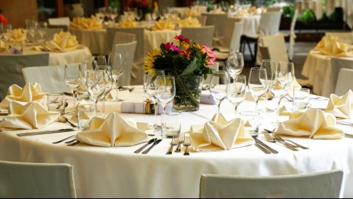 Pareja no pudo realizar fiesta de boda y compartió banquete con personas de escasos recursos