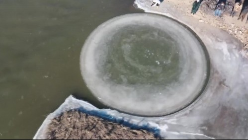 Asombro genera enorme disco de hielo que gira solo en un río en China