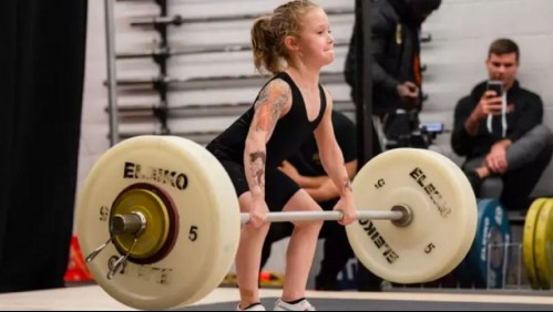 Con solo siete años se convirtió en la niña más fuerte del mundo al levantar 80 kilos