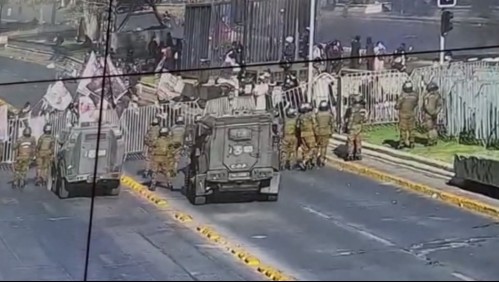 Cortes de tránsito y cierre de estaciones de Metro por incidentes en el centro de Santiago