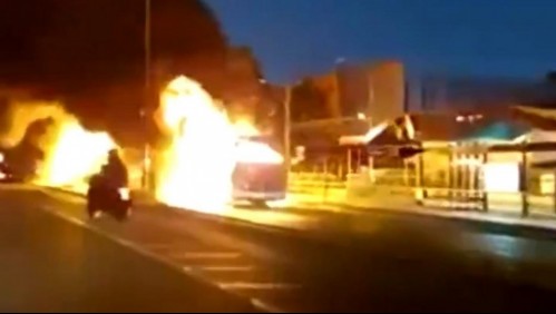 Queman cuatro buses en medio de manifestaciones en el centro de Santiago