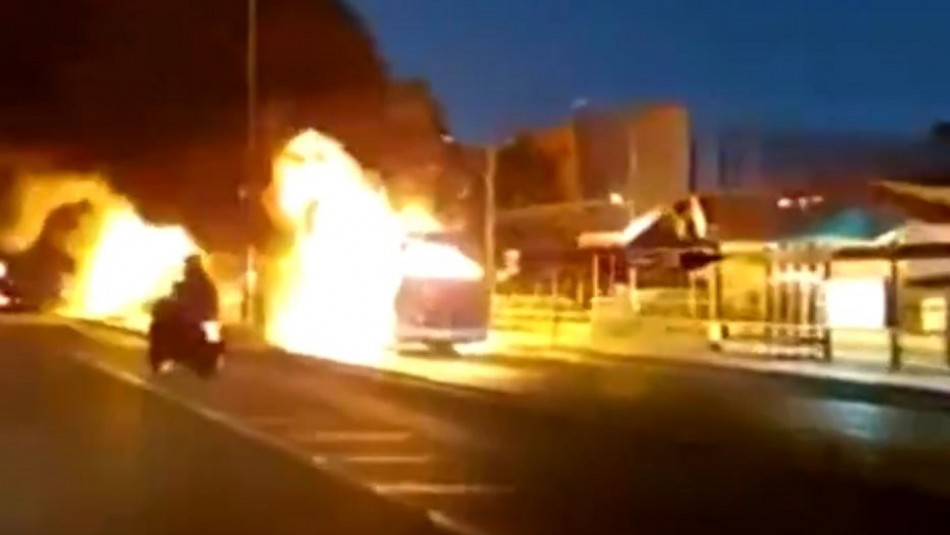 Queman cuatro buses en medio de manifestaciones en el centro de Santiago Queman cuatro buses en medio de manifestaciones en el centro de Santiago