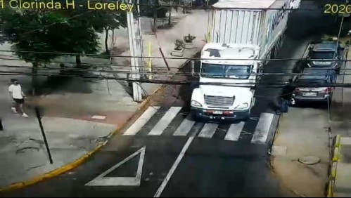 Camión derriba 7 postes y deja a 40 hogares sin luz en La Reina