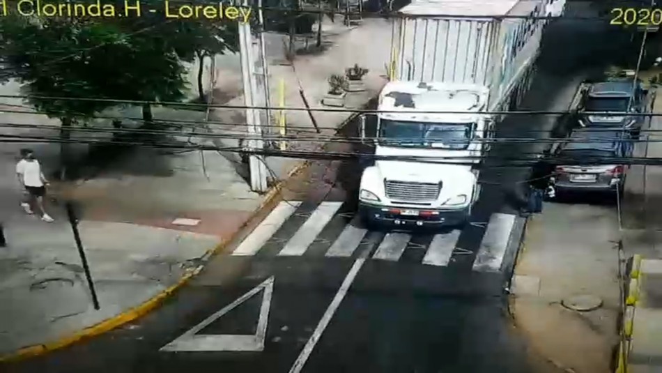 camion la reina Camión derriba 7 postes y deja a 40 hogares sin luz en La Reina