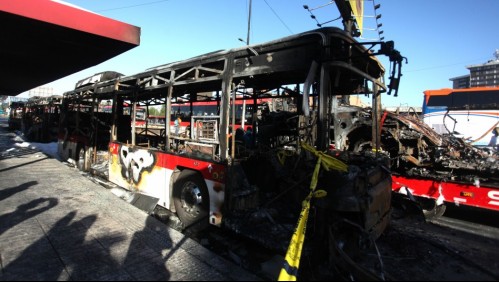 Buses Red quemados en incidentes quedan completamente destruidos