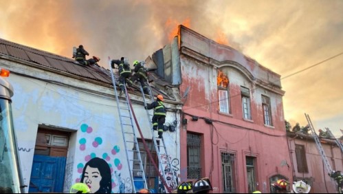 Incendio estructural se desarrolla en el centro de Santiago: Hay peligro de propagación