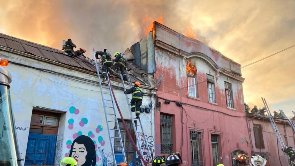 Incendio estructural se desarrolla en el centro de Santiago: Hay peligro de propagación Incendio estructural se desarrolla en el centro de Santiago: Hay peligro de propagación