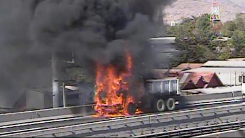 Camión se incendia en pleno Américo Vespucio