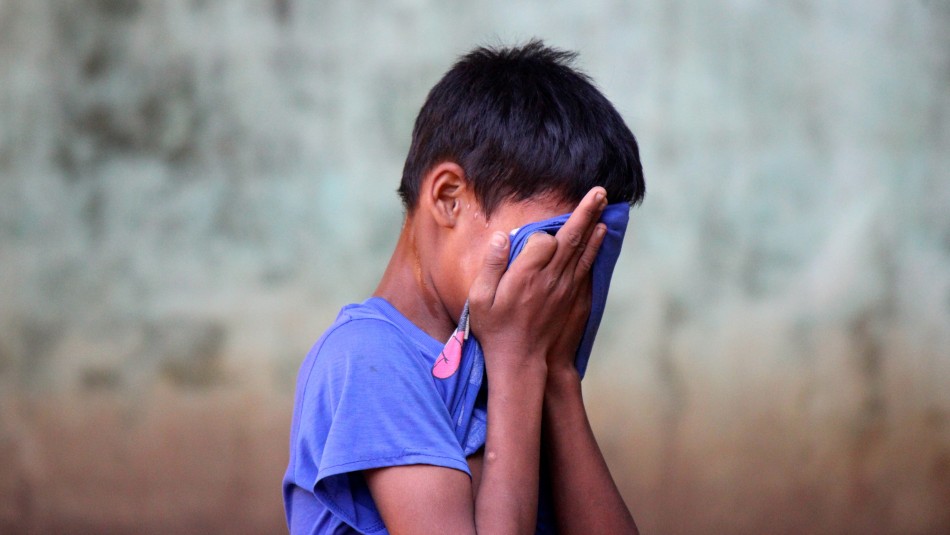 Niño escucha hablar de abuso sexual infantil y le dice a su mamá que él es víctima de su padre Niño escucha hablar de abuso sexual infantil y le dice a su mamá que él es víctima de su padre